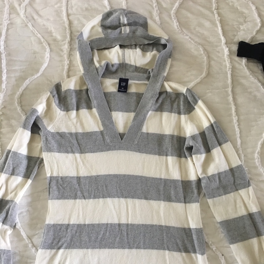Gap sweater